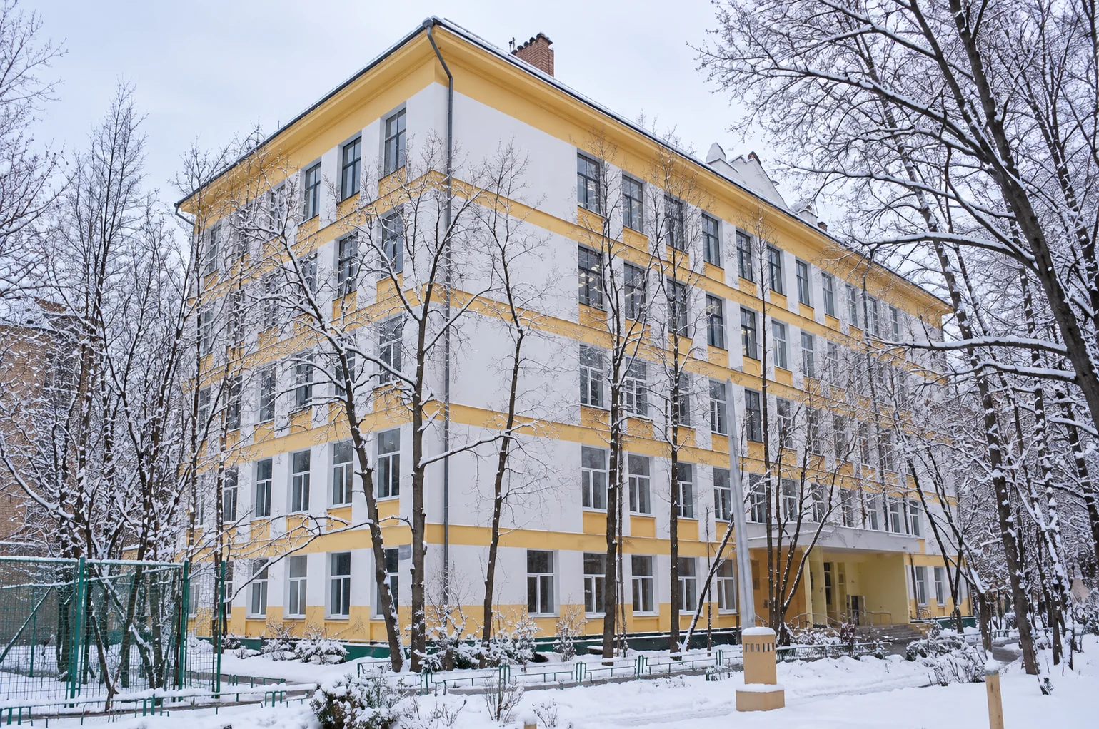 Здание школы №1514 на улице Крупской, 12