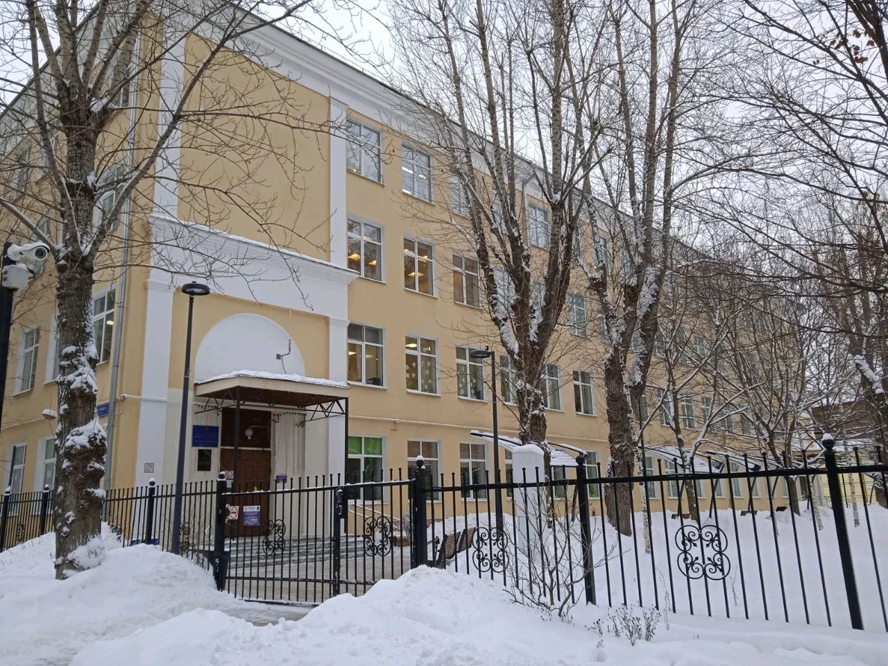 Учебный корпус школы №57 на улице Хользунова, 8