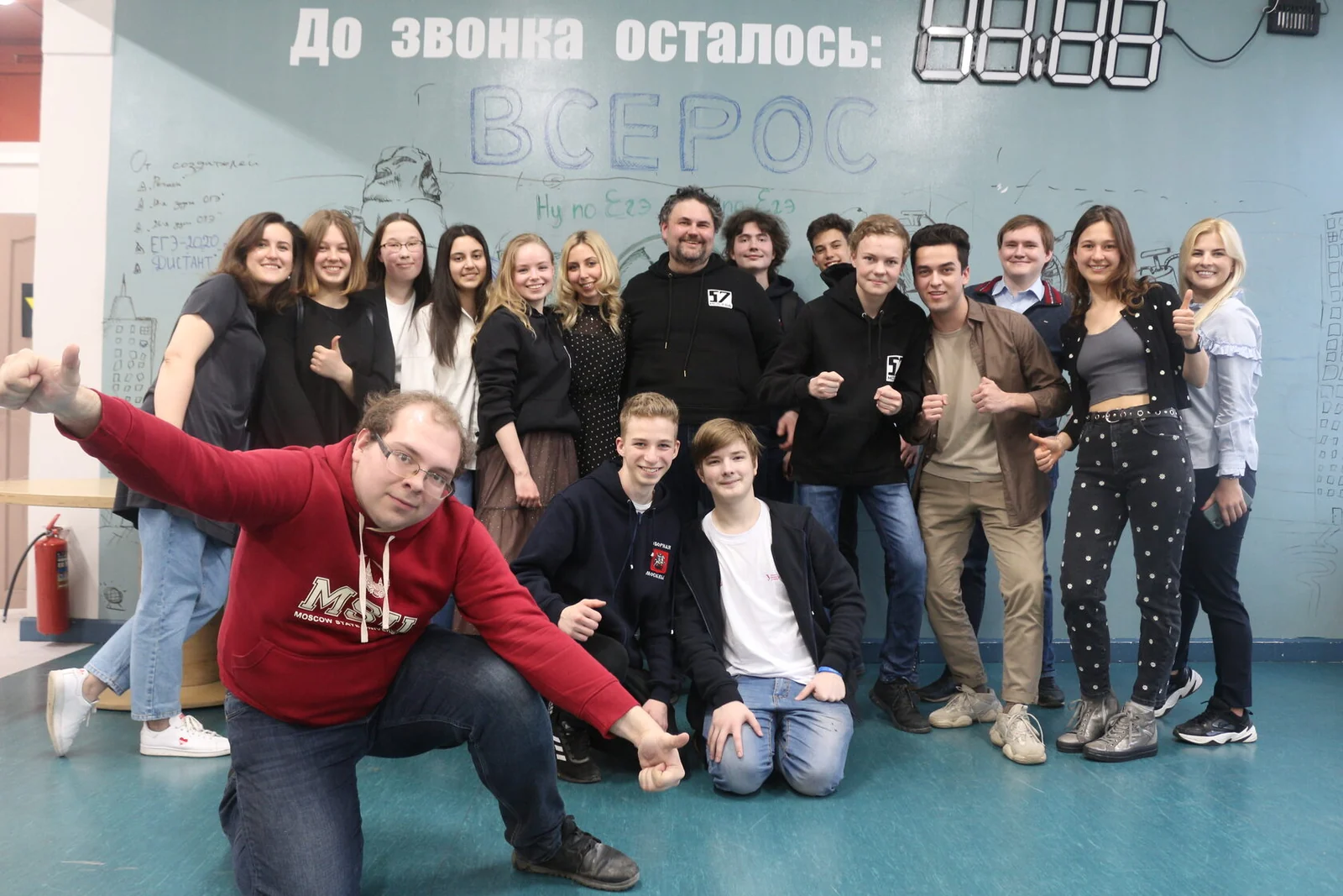 Ученики школы №57 на школьном мероприятии